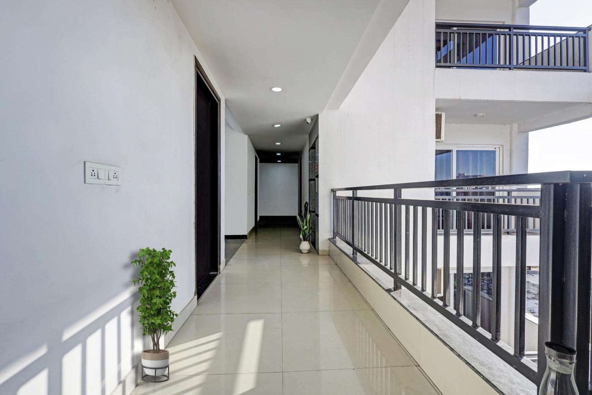 Super Townhouse Tipsyy Near Bestech Central Square Mall 구르가온 외부 사진