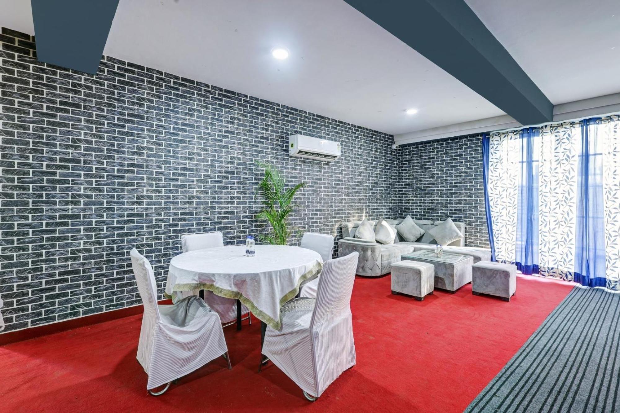 Super Townhouse Tipsyy Near Bestech Central Square Mall 구르가온 외부 사진
