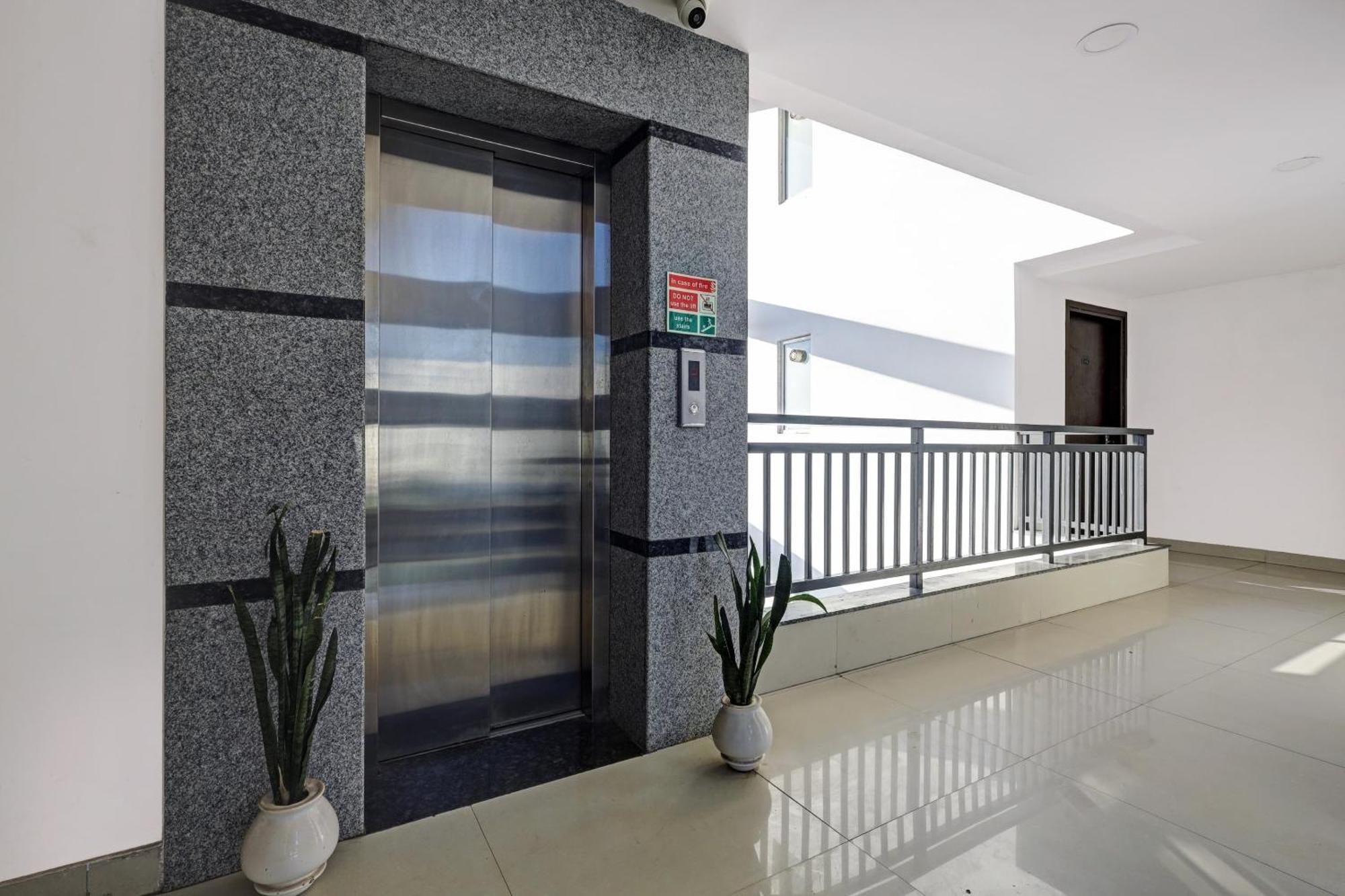 Super Townhouse Tipsyy Near Bestech Central Square Mall 구르가온 외부 사진