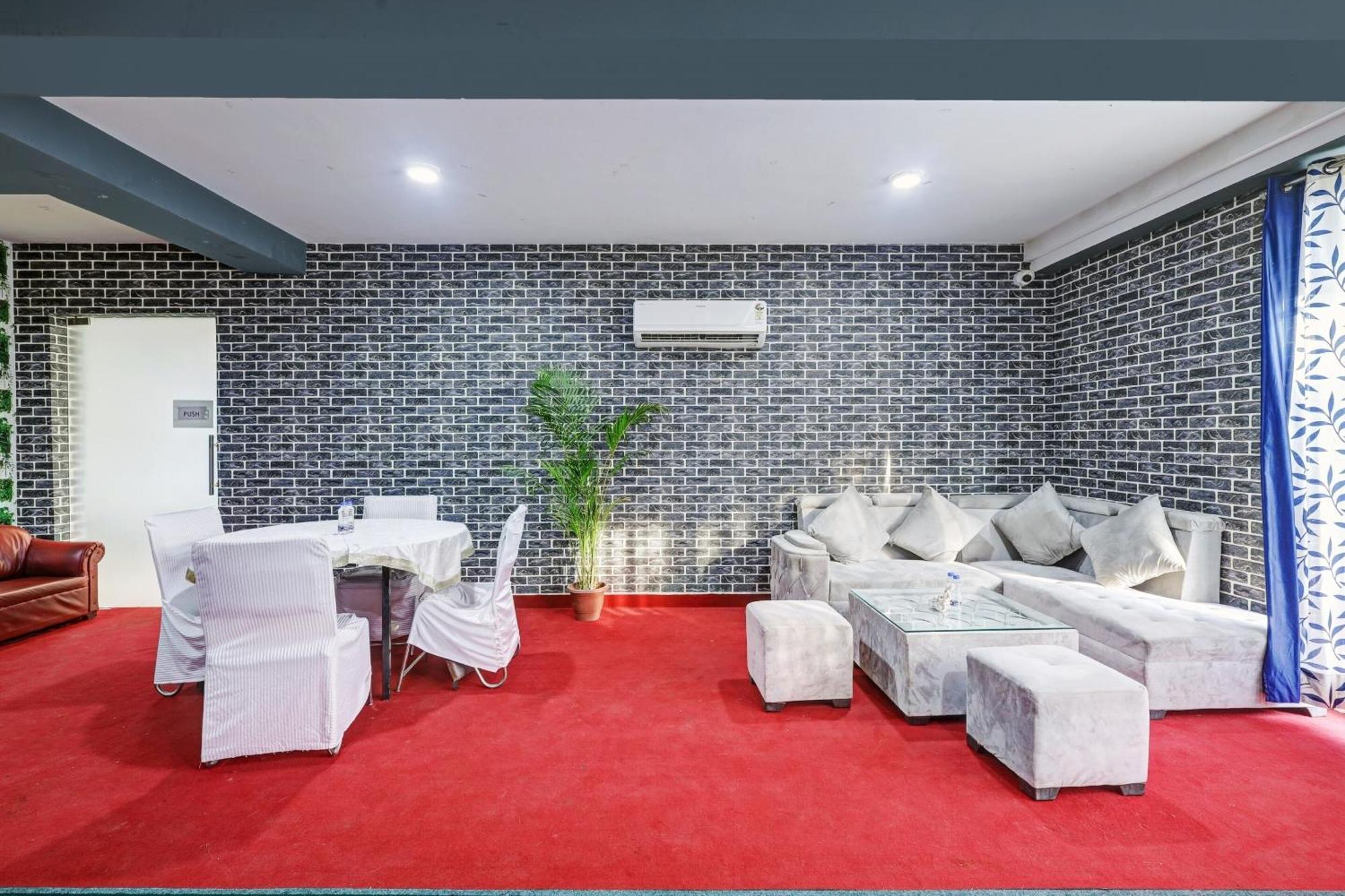 Super Townhouse Tipsyy Near Bestech Central Square Mall 구르가온 외부 사진