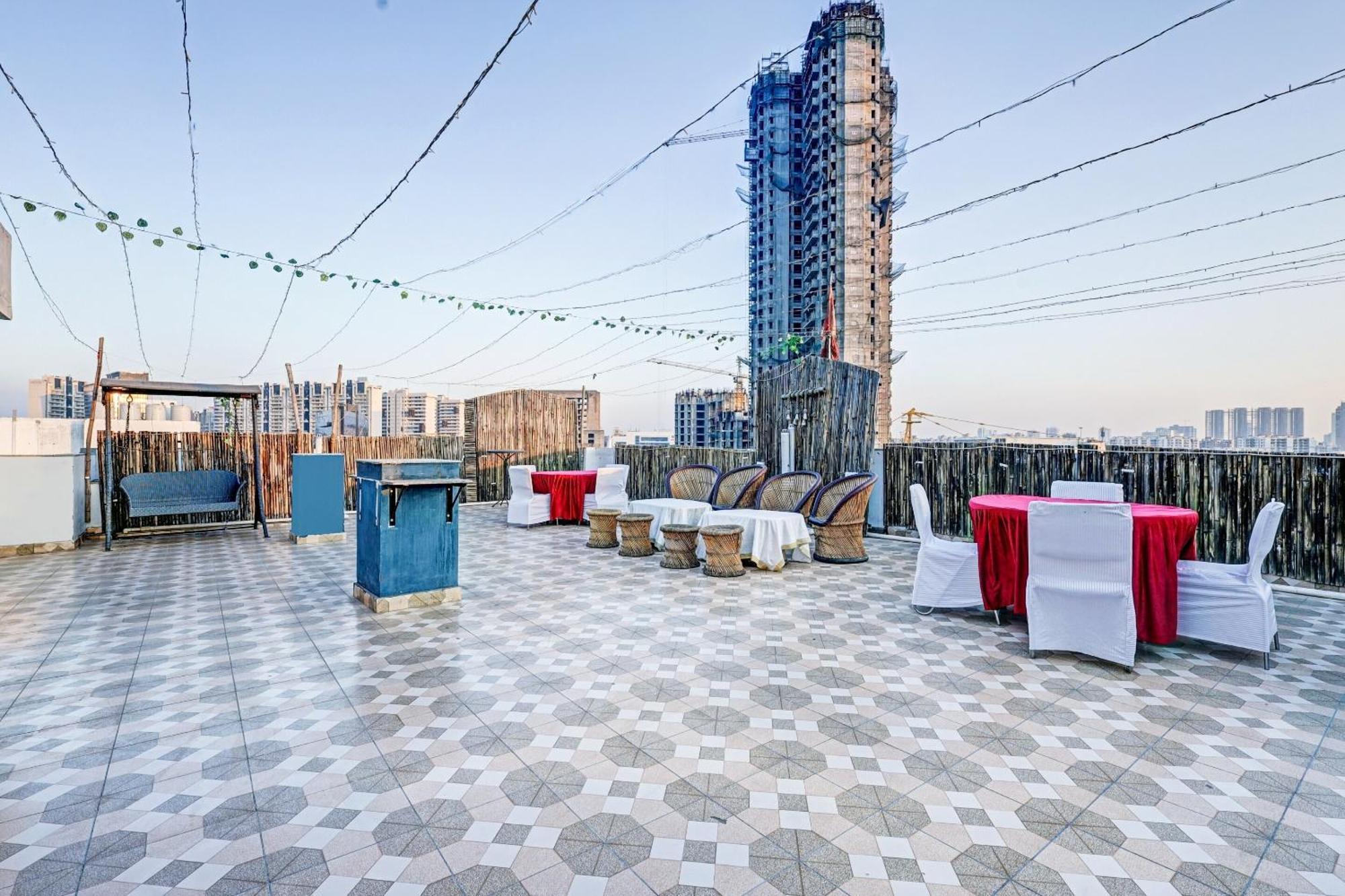 Super Townhouse Tipsyy Near Bestech Central Square Mall 구르가온 외부 사진