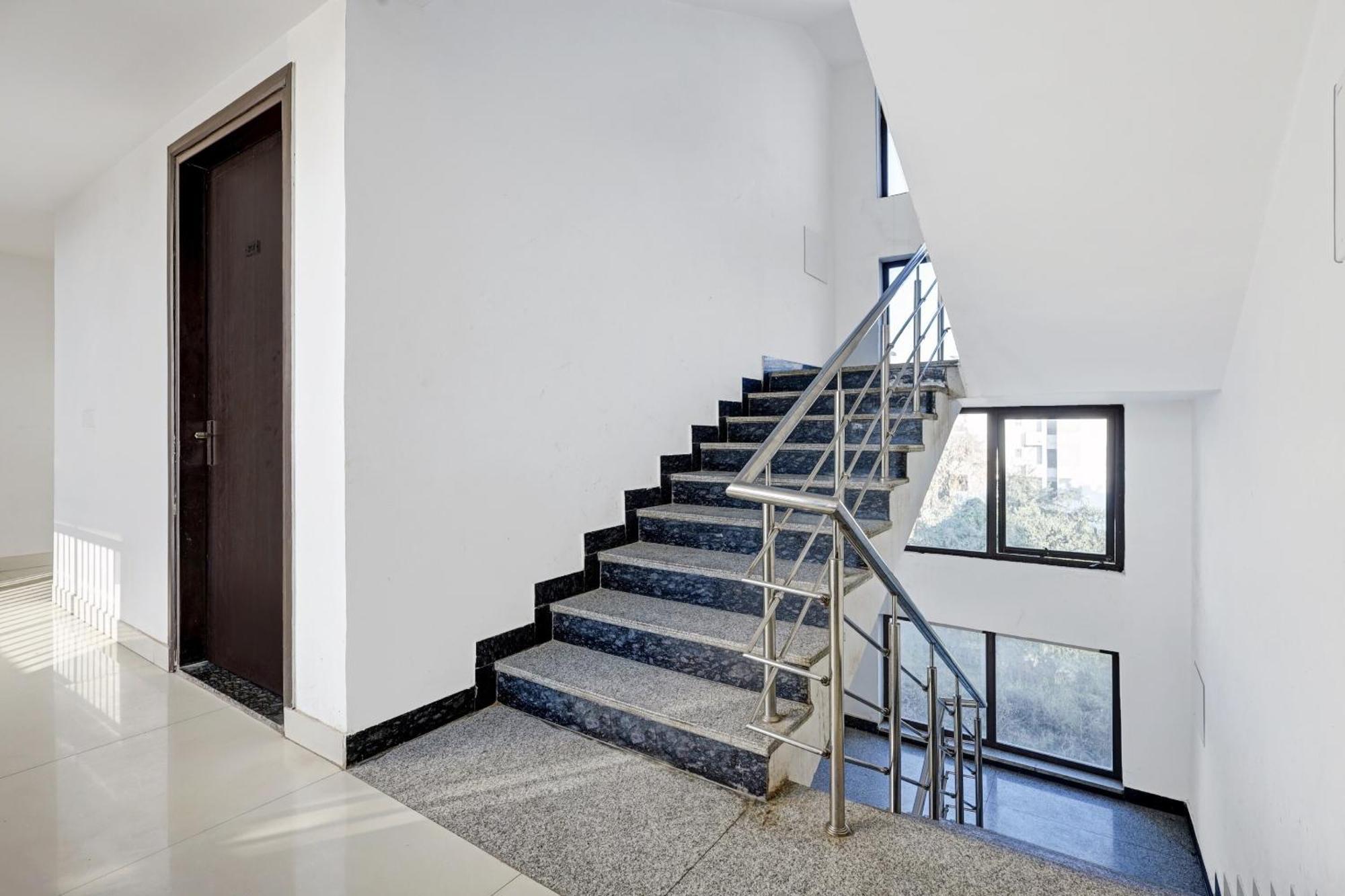 Super Townhouse Tipsyy Near Bestech Central Square Mall 구르가온 외부 사진