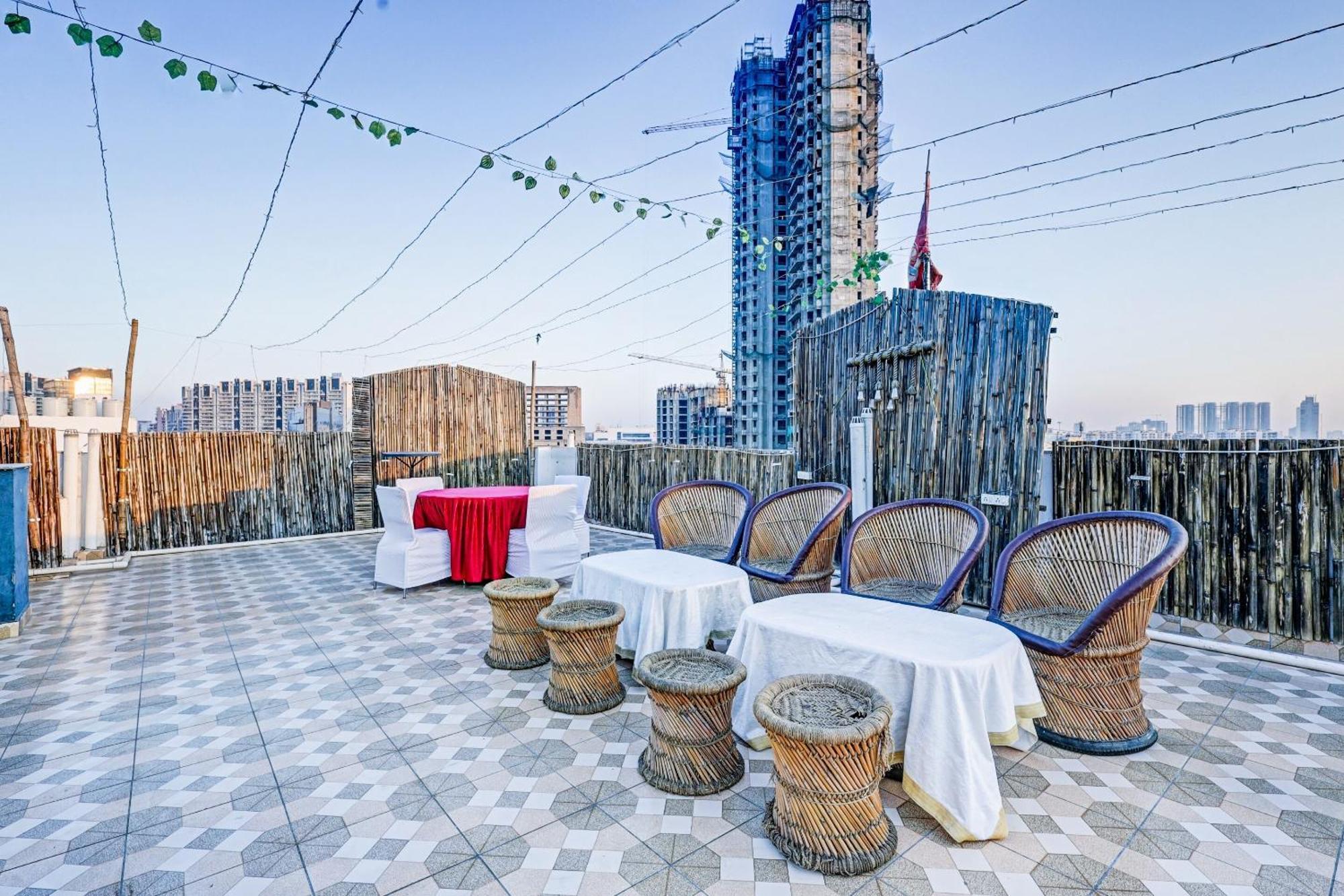 Super Townhouse Tipsyy Near Bestech Central Square Mall 구르가온 외부 사진